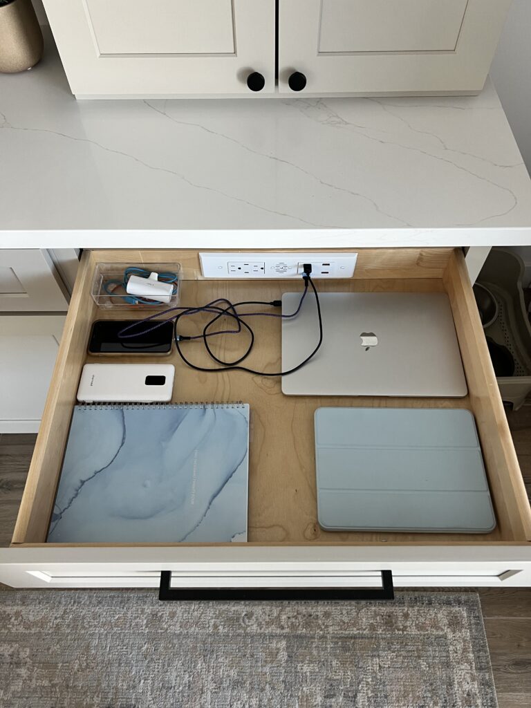 Docking drawer outlet charging drawer